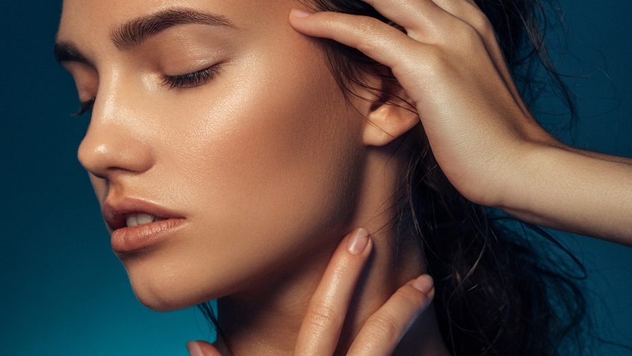 5 حرکت ورزشی یوگا برای رفع چین و چروک های صورت و گردن