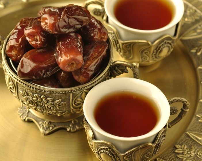 مضرات و مزایای نوشیدن چای با خرما